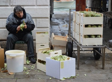 Cleaning artichokes