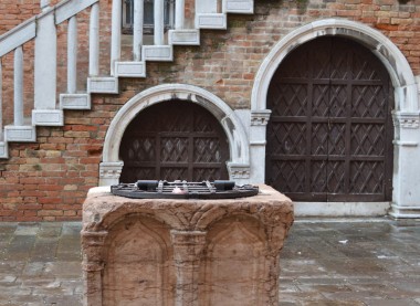 Venetian well